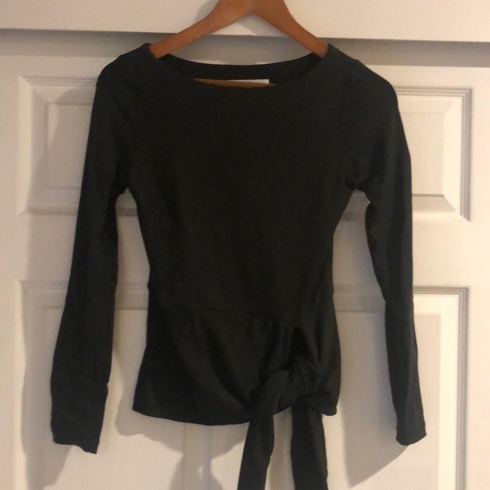 Forest green Susana Monaco shirt. Beautiful fitted top with tie detail.